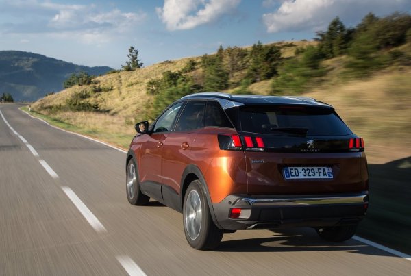 Експертите отчитат и проблеми със задвижващата система, които започват да се проявяват след 5-ата година. Елементите на окачването също страдат от високото тегло на автомобила, като се идносват, особено при използване в по-тежки условия. Освен това, този модел се предлага само с предно предаване, което също се отчита като минус.