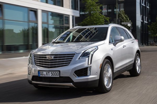 Американският модел така и не успя да предизвика сериозен интерес по света, като най-големия му проблем беше цената. Феновете на марката, например, предпочитаха по-скъпия и по-голям Escalade. Качествената поддръжка на XT5 е доста скъпа, освен това доставката на части става по-бавно, което означава и по-голям предтои в сервиза.