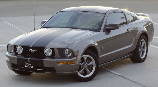 Ford Mustang бил в опасността да се превърне в просто поредната генерична спортна емблеема, когато, през 2005 година, е брилянтно пресъздаден с ретро стил. За целта, от компанията се връщат към корените на първите „понита” и към прочутия модел на Стив МакКуин от филма Bullit. Класическите форми на фастбека и кабриолета го правят моментален хит и Mustang се превръща в звезда и отвъд границите на САЩ.

Обновяването на култовия модел през 2015 вече дава по-различен стил, но пък надгражда този на предшественика и отново прави спортната машина доста успешна. Най-накрая се появява и версия с десен волан, което довежда до редица нови клиенти и фенове в страни като Австралия, Великобритания и Япония.