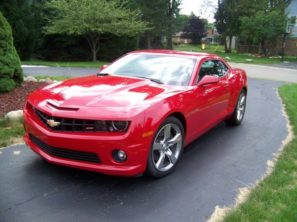 8 години отсъствие от шоурумите и гамата (заедно с успеха на Mustang и Challenger) са достатъчни да подтикнат Chevrolet да възроди името Camaro и стила на оригинала от 60-те години. Като наследник на един от най-иконичните мъсълкар модели, новият претендент трябвало е да е бил &bdquo;правилен&rdquo; и определено успява да се справи със задачата. Поколение 5 има цялата агресия и динамика, превърналия първия модел в хит.

Клиентите могат да избират между 3,6-литров V6 и 6,2-литров V8 двигател. И познайте кой е по-популярният избор? Всъщност, V8 е водещият избор и при представеното през 2016 шесто поколение.