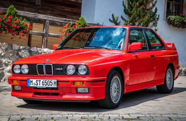 Дебютът на първото M3 е на автосалона във Франкфурт през 1985 година, като първите клиенти получават колите си след Коледа. От стандартното E30 спортното M3 се отличава по раздутите криле, пренастроеното окачване (промените засягат не само компонентите, но и геометрията), усилените спирачки и 2,3-литровия редови мотор с 4 цилиндъра S12, разработен от техническия директор на BMW Motorsport - Паул Рош.

Благодарение на ниското си тегло – 1200 кг., купето с мощност 190 к.с. ускорява от 0 до 100 км/ч за по-малко от 7 секунди и развива максимална скорост от 235 км/ч. По-късно е представена версия EVO II с 238 к.с., която вдига 250 км/ч.