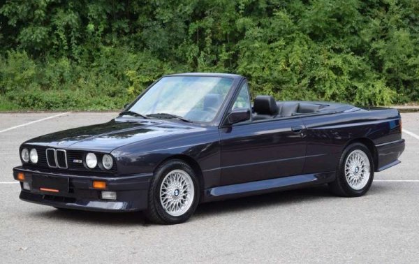 Въпреки солидната си цена &ndash; топ-версията на първото M3 струва близо колкото Porsche 911, интересът към спортния модел на BMW е впечатляващ. Вероятно, заради желанието да угодят на всички, в Мюнхен се решават на авантюра и през 1988 година на бял свят излиза версията M3 със свалящ се покрив, от която са произведени 786 бройки. Общият тираж на BMW M3 (E30) за 6 години е 17 970 екземпляра.