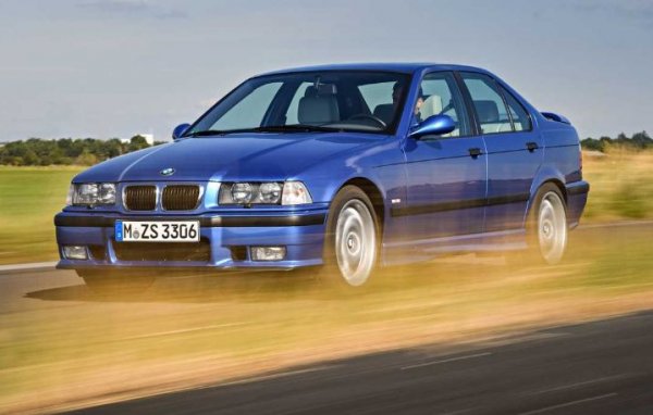 В стремежа си да привлекат повече клиенти баварците разширяват гамата на модела, като през 1994 година към купето и кабриолета се присъединява и седан. А за тези, които смятат ръчните скорости за отживелица, е измислен роботизирана кутия SMG (Sequential Manual Gearbox).

Последните серии от M3 (E36) са оборудвани с 3,2-литров редови 6-цилиндров двигател с мощност 321 к.с. и 350 Нм, при който ускорението от 0 до 100 км/ отнема 5,5 секунди. Тиражът на модела (отново за 6 години) е 71 242 бройки, като това е първият автомобил на BMW M, предлаган не само с ляв, но и с десен волан.