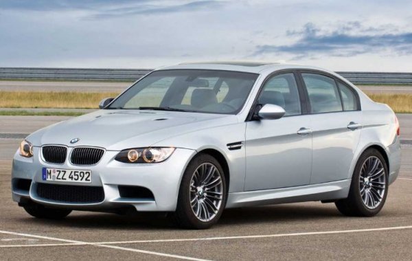 Дебютът на следващото поколение на M3 е само 14 месеца след спирането на предшественика. Серийното купе M3 с индекс E92 е показано на автосалона във Франкфурт през 2007 година. Малко след това се появяват кабриолетът E93 и седанът Е90, като всички за задвижвани от атмосферен V8 двигател с обем 4,0 литра, развиващ 420 к.с. и 400 Нм.

Ускорението от 0 до 100 км/ч отнема 4,8 секунди с механични скорости и 4,6 секунди с роботизираната кутия SMG III. Моделът се произвежда до 2013 година, като тиражът му е около 70 000 бройки.