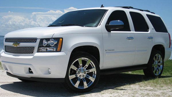 Един американски гигант прави компания на японските всъдеходи. Това е Chevrolet Tahoe, чието трето поколение е известно още и като GMT900. То излиза на пазара през 2005 година, като освен в САЩ се сглобява още в Китай, Венецуела и Русия. Под капака му е поставен 5,3-литров атмосферен V8 с мощност 324 к.с. Този модел има само два недостатъка &ndash; голям висок разход на бензин и висок данък.