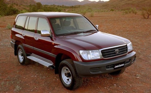 Лидер в класирането е поколението J100 на японския всъдеход, което излиза през януари 1998 година, за да замести предишното &ndash; J80. Моделът е оборудван с два бензинови и три дизелови двигателя, но експертите са категорични &ndash; най-добрият избор е легендарният 2UZ-FE V8 с обем 4,7 литра и мощност 235 к.с. Той може да изкара повече от 1 милион километра без основен ремонт.