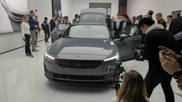 Дъщерната компания на Volvo за електромобили представи втория си сериен модел, който директно се цели в Model 3 на Теsla. Шведите обещават 500 километра пробег с едно зареждане, 402 конски сили и цена под 40 000 евро. 
