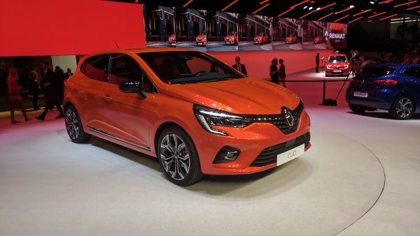 Визуално новата генерация може и да ви разочарова, особено на фона на ефектното Peugeot 208. Но под умерено променената външност новото Клио е всъщност съвсем различен автомобил, стъпил на нова платформа, разполагащ с мека хибридна система и с новия бензинов турбомотор, разработен съвместно с Mercedes. 