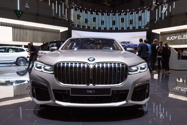 Също фейслифт, който обаче предизвика доста повече шум от много чисто нови модели заради драстично уголемената предна решетка. Това дизайнерско решение си има почитатели и врагове, но по-интересното при "седмицата" е обновената мултимедия, разширената автономност и новата хибридна версия, която произвежда едва 48 грама въглероден диоксид на километър. 

