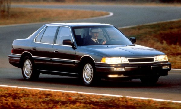 Звучи изненадващо, но нито Lexus, нито Infiniti бяха първата луксозна марка, създадена от японски производител за северноамериканския пазар. Това е Acura, която е дело на Honda и за разлика от другите две, никога не е била представена в Европа.

Брандът се появява през 1985 година, а дебютният му модел е Legend, който по същото време излиза и в Япония. Там обаче той се предлага като новия флагман на Honda.