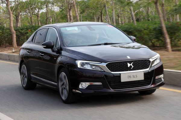 Марката DS беше създадена от концерна PSA, за да се конкурира на премиум пазара, като стартира соловата си кариера преди по-малко от 10 години. Малцина обаче си спомнят нейния първи модел, който всъщност е доста стилен и интересен.

Тук обаче си има логично обяснение, тъй като DS 5LS е модел, създаден изключително за китайския пазар. Същото се отнася и за последвалия го SUV, носещ името DS6. Едва през 2018 година се появи първия европейски автомобил на новата марка - DS 7 Crossback