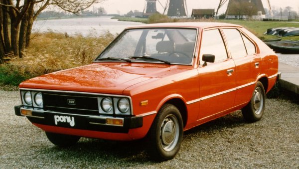 След като произвежда версия на Ford Cortina в продължение на няколко години, през 1974 година Hyundai реализира проекта на първи си собствен автомобил, който, въпреки че използваше механични агрегати от Mitsubishi, всъщност беше съществено нов.

За неговата разработка беше привлечен легендарния италиански дизайнер Джорджето Джуджаро, който малко преди това беше нарисувал първия Volkswagen Golf. Моделът на Hyundai постигна успех на пазара и проправи пътя към нейния неудържим растеж.