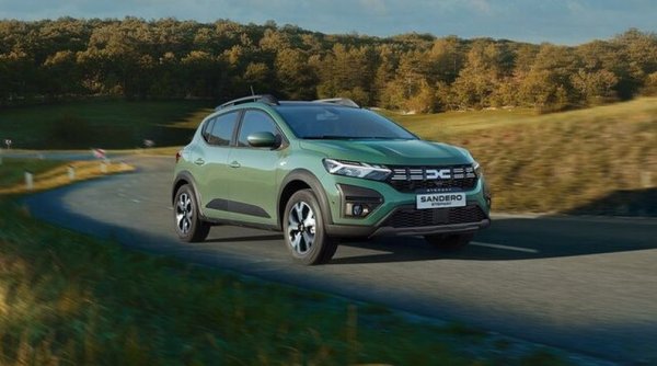 През по-голямата част от последното десетилетие Dacia бе категоричен пазарен лидер у нас, но това приключи с прехвърлянето на Dokker под шапката на големия брат (като Renault Express). Дори и без предложение в лекотоварния сегмент обаче, Dacia расте с 28% тази година. Миналогодишната сензация Sandero сега отчита 2% спад, но за сметка на това Jogger расте с цели 179% - а и тепърва се очаква ефектът от новото поколение на Duster, чийто доставки не бяха започнали до края на май. 

Най-продавани модели: 
Sandero - 633
Jogger - 592
Duster - 432
Logan - 137
Spring - 94

