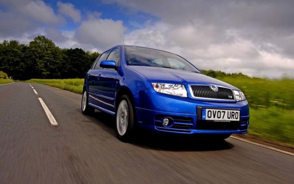 Skoda се доказа като компания, която не робува на конвенционалното и Fabia vRS от 2003 година е едно от доказателствата за това. И макар повечето конкуренти на машината да са с бензинови двигатели, чехите залагат на турбодизел със 133 к.с. Въпреки по-малката мощност в сравнение със съперниците, въртящият момент от 310 Нм е повече от впечатляващ. И макар ускорението от 0 до 100 официално да е обявено за 9,6 секунди, то различни тестове свалят границата до приличните 7,1 сек.

Fabia vRS, макар и не най-динамичната машина, се прославя с перфектно управление, комфорт и икономичност, което я издига в култ, макар и в по-ограничен кръг следователи.