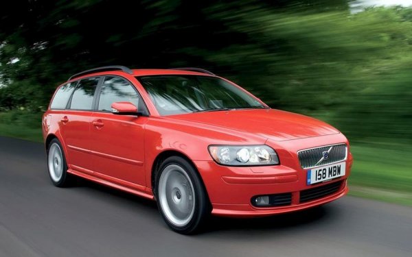 T5 емблемата има голяма тежест при колите на Volvo, обикновено свързвана с модели като комбитата V70 или 850. И ако вземете 5-цилиндровия турбомотор на тези големи машини и го поставите в по-компактния V50 би трябвал ода очаквате голям успех. Но второто поколение Ford Focus ST със същия двигател било доста по-продавано от шведския модел.

В стандартния си вариант, Т5 е с предно предаване, което водело до голяма битка с 220-те конски сили и 320-те нютонметра, предавани само към един мост. Но все пак 6,6 секунди от 0 до 100 км/ч си било постижение за което и да е комби. Имало и опция за 4х4 задвижване, което укротявало буксуването на колелата, но системата допълнително повишавала немалкия разход на гориво. И тези фактори отдалечили V50 от пазарния успех.