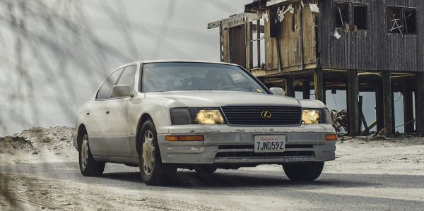 Първият LS400 от края на 80-те нерядко е нареждан сред най-скучните автомобили в историята. Но онова, което няма да ви даде като дизайн или динамика, той многократно компенсира с качество. Японците са вложили толкова усилия и внимание в тази кола, че при добра поддръжка тя може да изкара милион и половина километра без основен ремонт. Разбира се, шансът да намерите добре поддържана кола сред "новия внос" в България е като шанса да засечете Тейлър Суифт в Студентски град. Но човек никога не знае. 
