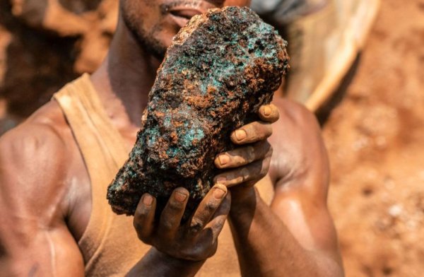 Метал с атомен номер 27, който се използва за изработването на батерии, електромотори, трансформатори, а също и като оцветител в стъкларството. 67% от световното производство и над четири пети от доказаните залежи са в Демократична република Конго. В ЕС производител е само Финландия, с около 1.2% дял. 

НА СНИМКАТА: Добив на кобалт в Демократична република Конго. Често металът се копае с ръце и при сериозни рискове за здравето
