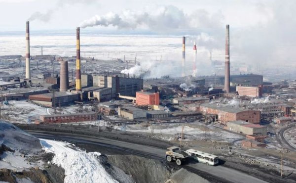 Метал с атомен номер 28, използван за производство на неръждаема стомана, батерии, електромагнити, и за сечене на монети. Най-големите световни производители са Индонезия (33%), Филипините (13%) и Русия (10%), но около три четвърти от висококачествения никел, нужен за автомобилни батерии, е руски. В Европа добив има във Финландия, Албания, Косово и Гърция, но общо им се падат към 2.2% от глобалните количества. 
НА СНИМКАТА: Заводът на Норилск Никел в руското задполярие е най-големият доставчик на автомобилната промишленост
