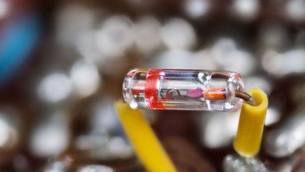 Металоид с номер 32, сходен със силиция. Използва се в електрониката, за производството на оптични влакна, и като катализатор в химическата индустрия. Тук делът на Китай е 89.6%. Около 5.2% от световния добив идва от Русия, следват САЩ, Япония и Украйна. 

