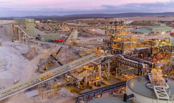  Алкален метал с атомен номер 3, който се ползва къде ли не - от стъкларството до психиатрията. През 2011 около 29% от количествата отиваха за производство на батерии. През 2020 са 71%. Почти половината от добива през 2020 е от Австралия, 27% от Чили и 15.6% от Китай. В Европа скромно производство има в Португалия (0.15%). 