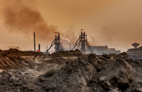 Група от 17 сходни метала, с разнообразни приложения. Най-полезни в автомобилостроенето са неодим, празеодим и диспрозий, използвани при електромоторите с постоянен магнит. 62% от производството през 2020 се пада на Китай, 17% на САЩ, 9.3% - на Мианмар, и 8.6% - на Австралия. 
НА СНИМКАТА: добив на редки земни елементи в китайската провинция Вътрешна Монголия
