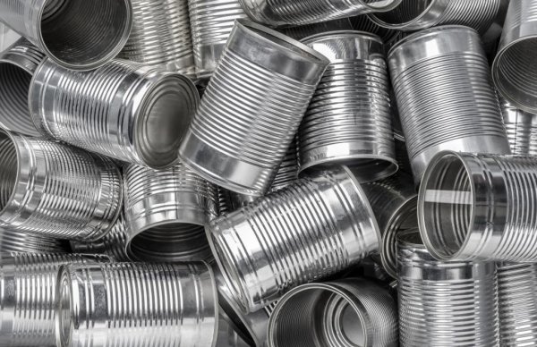 Мек сребрист метал с номер 50, използван като припой, в консервната индустрия и, напоследък, като покритие за анода в литиево-йонните батерии. Тук доминацията на Китай не е чак толкова голяма - 34% от световното производство, при 19% за Индонезия и 12% за Мианмар. Европейският добив е в Испания и Португалия, но не достига и 0.1% от световния. 

