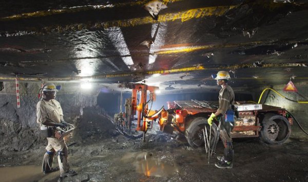 Шест благородни метала, от които най-значими са платината, паладият и родият. Използват се в катализаторите на автомобилите, но и в батериите, за увеличаване на енергийната плътност. При паладия 41% от добива идва от Русия, 33% - от ЮАР, в Европа има само във Финландия (0.4%) и Сърбия (0.1%). Над две трети от добива на платина е в ЮАР, следван от Русия - 13%, и Зимбабве . 9%. Малък добив има Финландия. При родия 81% от количествата идва от ЮАР, 9% - от Русия, и 7% - от Зимбабве. 

НА СНИМКАТА: платинена мина в ЮАР
