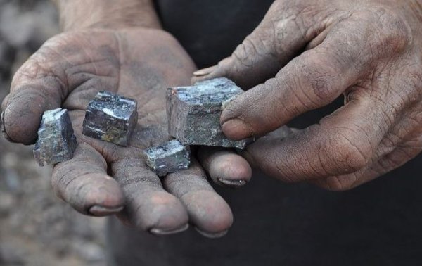 Елемент с номер 47, който има най-високата електро- и топлопроводимост от всички метали. "Батериите на бъдещето" с твърд електролит ще използват все повече сребро. 28% от световното производство  се пада на Мексико, с 10% за Перу и 6% за Чили. В Европа по-значителни залежи има в Полша, по-малки - в Швеция, Испания, Гърция, България и още няколко страни. Общо на континента се падат 7.6% от производството, без да броим Русия. 

