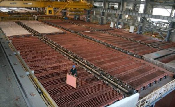 Мек, ковък метал с номер 29, който заради отличната си електропроводимост е основен материал за кабели, електромотори, електромагнити, генератори. На Европа се падат около 4.5% от глобалното производство, като България е третият най-голям производител на континента (след Полша и Испания). В глобален мащаб най-големите запаси са в Чили, Перу, ДР Конго и Китай.

НА СНИМКАТА: комбинат за производство на мед в България
