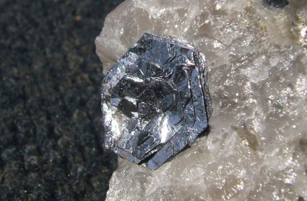 Метал с номер 42, който се използва в производството на високоякостна стомана. Мнозина го смятат за добра алтернатива на никела и кобалта за производството на по-евтини батерии. Най-големият производител е Китай (34%), пред Чили (21%) и САЩ (18%). Европа няма промишлено значим добив на молибден. 


