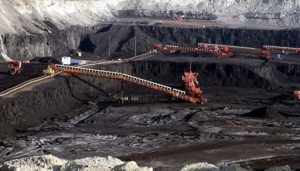 Кристална форма на въглерода, която се използва в целия диапазон от производството на моливи до ядрената енергетика. В съвременните батерии анодът най-често е от графит. Почти 71% от глобалното производство се пада на Китай, далеч назад са Бразилия (7%) и Северна Корея (5%). В Европа добив има в Норвегия, Украйна, а също и в Турция - общо около 3.3%
