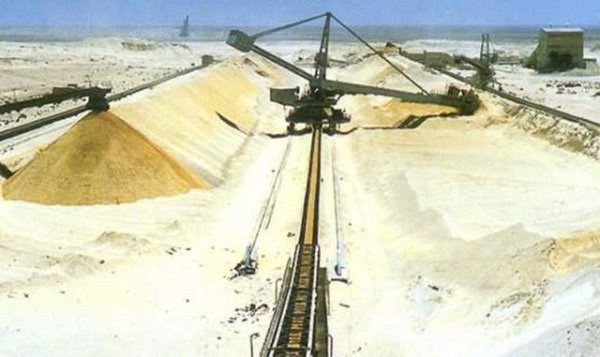 Наричан още "фосфатна скала", той съдържа, както подсказва и името, съединения на фосфора. Основен материал е в новото поколение литиево-желязо-фосфатни батерии. Отново световен лидер е Китай, с 38% от общия добив през 2020. Мароко е на второто място със 17% и е основният доставчик за ЕС. В Европа скромни (засега) добиви има във Финландия и Турция. 
НА СНИМКАТА: добив на фосфати в Мароко

