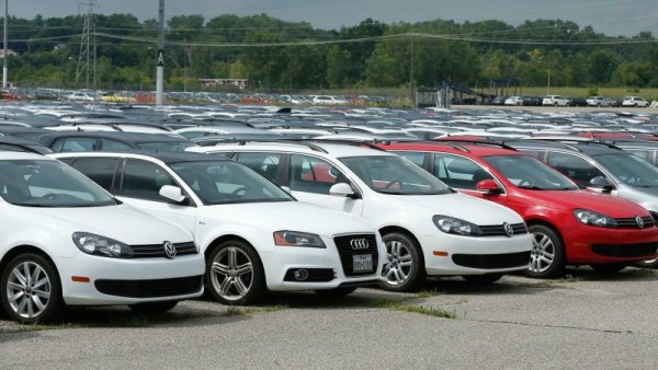 &bdquo;Дизелгейт&rdquo; нагледно показа как гигант като VW може да загърби традиционните технологии и да хвърли огромни средства и усилия, за да започне да предлага екологични возила, при които няма да има мошенически решения.
Глобалният скандал от 2015 година обаче постави началото на края на дизела, цялата автомобилна индустрия започна да му извръща гръб, а европейският пазар директно постепенно се отказва от него. Към това добавяме и все по-затягащите се правила за вредните емисии и дизелът попада в капан, от който трудно ще се измъкне.
