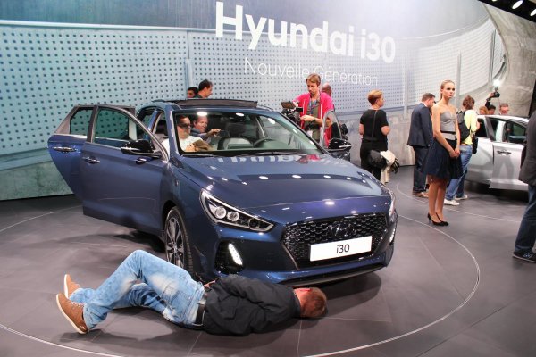 Корейците са едни от "печелившите" от кризата, поне що се отнася до пазарния им дял, който се е увеличил от 3.3 до 3.6%. Спадът в продажбите е 37 на сто. 
