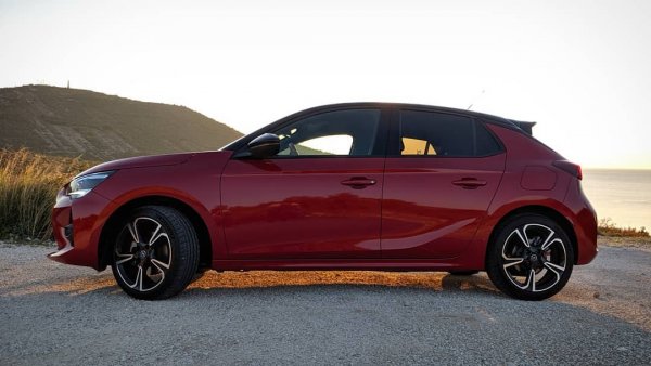 Чувствителен спад за германската марка (-55% спрямо 2019), който е по вина както на карантината, така и на чувствително по-високите цени, с които се появи на пазара новата генерация на Corsa. Пазарният дял пада от 5.4 до 4.2%. 
