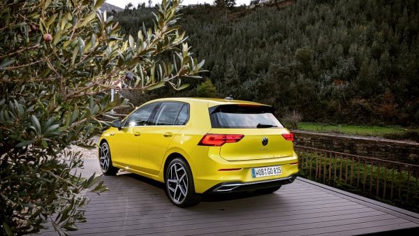 Продажбите на германската марка са с 40% надолу спрямо миналата година - както заради коронавируса, така и заради техническите проблеми с производството на новия Golf 8. Пазарният дял на марката обаче се е увеличил от 11.6% преди година до 11.9%. 
