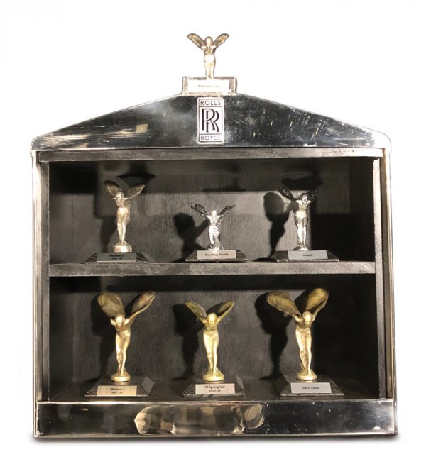 Вероятно всеки знае, как се нарича фигурката на решетката на радиатора на Rolls-Royce - &bdquo;Дух на екстаза&ldquo;. През годините тя е различна, като еволюира. Колекция от 6 такива фигурки (едната е от модела Phantom II, произведен 1929 года), беше  продадена за 9200 долара.