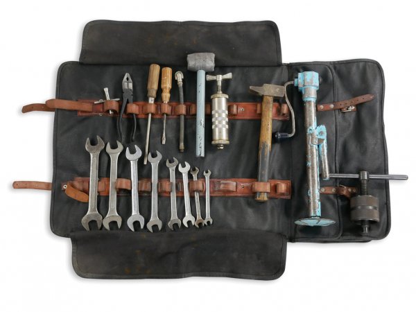 Комплектът инструменти и крик от Ferrari 250, включващ стари отверки, клещи, гаечни ключове, чук и друти, би трябвало да бъде изхврълен, тъй като е напълно безполезен, но някой явно не мисли така. За оригиналния комплект фен на марката плати 17 400 евро, което е повече от чисто нов автомобил при това не от най-ниските класове.