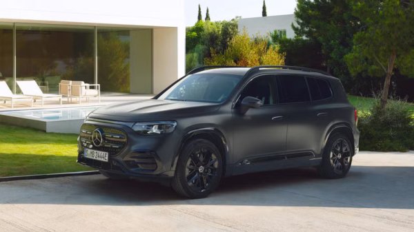 Високопроизводителен GLB с емблемата на AMG, който ще наследи излизащия от производство GLB 35, вероятно е на хоризонта, въпреки че все още не са се появили прототипи. Тестови автомобили за AMG версиите на новия CLA са били забелязани и всички те са били електрически, което показва настоящия фокус на AMG. С други думи, не очаквайте AMG да се занимава с хибридните членове на новото компактно семейство на Mercedes.

Знаем, че с първия специален електромобил на AMG, второто поколение GT 4-Door Coupe, което скоро ще излезе на пазара, AMG разполага с някои сериозно мощни електродвигатели благодарение на партньорството си с Yasa. Въпреки това, както и при излизащия от производство GLB, най-високите нива на ъпгрейди вероятно няма да се отразят на този SUV, ориентиран към семействата. Това оставя само AMG-light тунинг в плановете за новия GLB. Това е достатъчно, за да подобри представянето, без да го превръща в напълно спортен SUV.
