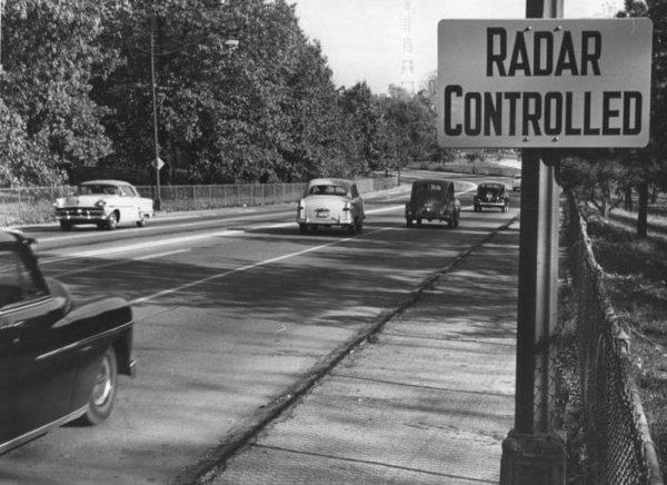 Историята с радарите започва в относително далечното минало, като историята им датира от 30-те години на миналия век, а най-важното им приложение се случва през Втората световна война. И докато в началото изобретението "няма нищо против шофьорите" а е насочено към авиацията, където чрез радиовълни се засичат самолети, идеята за приложението на уреда в областта на спазването на контрола на движението се появява около десетилетие след войната.