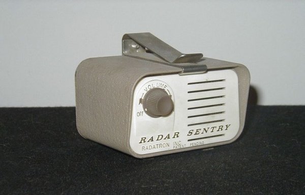 Заслугата е на американците и е свързана с масовата моторизация на САЩ в началото на 50-те години на 20 век. Тогава се появяват първите радари за засичане на скоростта в Мичиган и Индиана. Необичайно обемистите устройства на пътищата се забелязвали отдалеч и не тревожели автомобилистите, които можели бързо да намалят скоростта си.

Но всичко се променило през 1961 година, когато американската компания Radatron Tonawanda започва производството на първите мини-радари. Всички пътни полицаи започнали да използват тези устройства, което увеличило налагането на глобите няколко пъти.

Официалният рожден ден на стационарната &bdquo;скорострелка&ldquo; пък е 10 януари - именно на този ден в Лондон през 1958 г. е инсталиран първият стационарен радар, който записва скоростта на превозните средства.