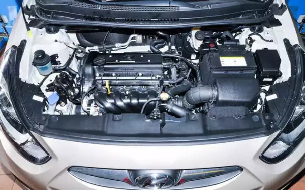 След това натиснете рязко педала на газта, но без натоварване. Слушайте как работи двигателят - не трябва да се долавят прекъсвания или паразитни шумове. 
Ако чуете потропване, това вероятно са иглените лагери на мотовилката - такъв мотор няма да живее още дълго. Понякога продавачите се мъчат да прикрият такива шумове, като съзнателно разхлабват връзките на изпускателната система и тя започва да потраква и вибрира. 
Въздушно свистене и свирене подсказва за лоша плътност на съединенията на всмукателния тракт. 
Понякога обаче странните шумове могат да са конструктивна особеност на двигателя. При бензиновите G4FC, монтирани в Kia и Hyundai (на снимката), се долавя отчетливо бръмчене от горивните инжектори - но това не е дефект, а само резултат от специфичната им конструкция.