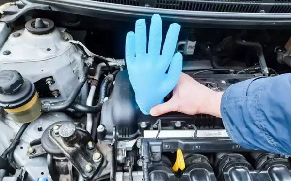 В гърловината за доливане на масло не бива да има черни сгъстявания или засъхнали, прегорели отлагания. При по-студено време е приемливо да има жълтеникава на цвят емулсия по стените - тя се образува от кондензацията на влага. Но не бива да се виждат капки с цвета на антифриза. Ако ги забележите, това означава, че в маслото някак попада охлаждаща течност. Това води до поредния доста скъп ремонт на двигателя. 
През гърловината не бива да изтича масло. Няколко капки са в рамките на допустимото, но ако е повече, означава, че в цилиндровия блок попадат картерни газове. Можете да го проверите, като само сложите капачката, без да я завивате, и запалите двигателя - ако тя подскача, газовете са налице. Можете да опитате и теста на ръкавицата: ако тя се издува, нещата не са добре. 
