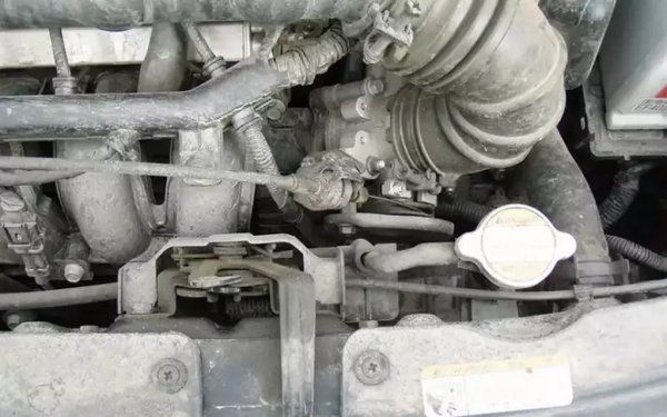 Двигател, покрит с тънък слой сух прах, е най-добрият вариант - това е сигурно доказателство, че няма течове на технически течности. Ако двигателят е измит до блясък, това би трябвало да ви направи предпазливи. Да, някои продавачи просто искат да придадат добър вид на стоката си. Но най-често миенето на двигателя трябва да прикрие следите от течове на масло или антифриз. Много често продавачите обаче измиват само предната част на мотора - ако се въоръжите с огледалце и фенерче, можете да огледате и задната, невидима иначе част. Ако забележите следи от течове около цилиндровия блок, това намеква за повишено налягане в картера. 