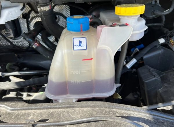 Освен на самия двигател, е добре да обърнете специално внимание и на охладителната система. Там, където се съединяват детайлите й, не бива да има течове. След като запалите мотора, но преди да е загрял, погледнете в преливника на антифриза. Следите от масло в охладителната течност са много лош признак. 
