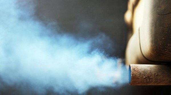 Изходът на изпускателната система също може да ни каже много за състоянието на двигателя. Ако при студен старт на мотора отзад се появява синкав дим, това означава горене на масло. При загрял двигател можете да проверите за този симптом, като вдигнете 3000 оборота в минута, задържите няколко секунди така, и след това рязко вдигнете до 5000 оборота в минута. Ако моторът е "маслояд", тогава от ауспуха ще се появи облак сивкав дим. А ако консумацията на масло е над всички норми, синкавият дим ще се забелязва при всяко натискане на газта - като в стар "Трабант". 
