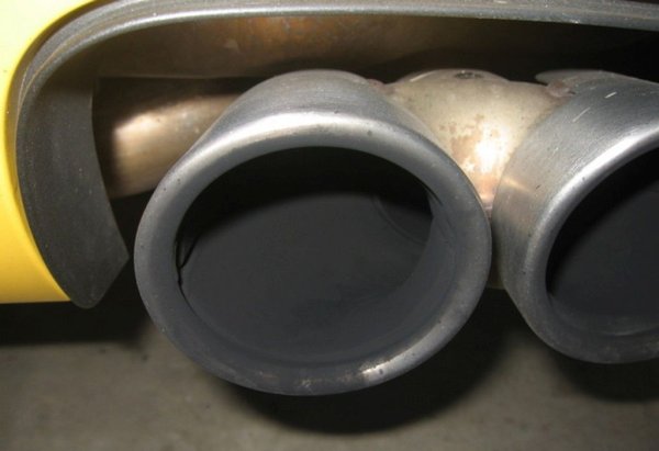 Признак за високо потребление на масло е и краят на ауспуха - ако той е обилно намаслен и има черни образувания, направо се откажете от покупката. Естествено, търговците също знаят за този издайнически белег, затова преди продажба може да почистят накрайника. Затова извадете пак фенерчето и надникнете навътре по тръбата. 
