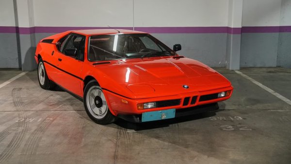 Двигател - 3,5-литров, редови с 6 цилиндъра

Мощност - 273 к.с.

Ускорение от 0 до 100 км/ч - 6,0 секунди

Докато първият автомобил M може да е бил 530 MLE, суперколата M1, която последва година по-късно, беше първата, която носеше желаната емблема M. Разработен за състезания, това беше механичен шедьовър, но довършването на дизайна и производствените проблеми станаха причина за по-късната поява. Цената също беше доста амбициозна за автомобилен производител, който досега се е фокусирал предимно върху спортни семейни седани.