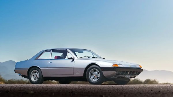 Двигател - 4,4-литров V12

Мощност - 335 к.с.

Ускорение от 0 до 100 км/ч - 7 секунди

Ferrari 365 GT4 2+2 е друг автомобил от 70-те години на миналия век, който приема модата на клиновия стил и в резултат на това не прилича на нито един от по-ранните модели на марката. Проектиран да замени 365 GT 2+2, той е по-голям и по-луксозен, но клиентите не харесват дизайна му.