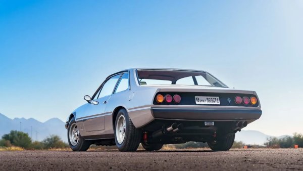 Ferrari упорства и пуска модела 400, който изглежда почти идентичен. Това е и първото Ferrari, което разполага с автоматична скоростна кутия - 3-степенна кутия, разработена от GM. Следват 400i и 412, като и двете продължават темата с клиновидния стил. Произведени са общо 2907 от всички варианти. Тези автомобили сега са желани и ценни алтернативи на по-традиционните Ferrari от епохата и тези някога остри визии са остарели доста добре.
